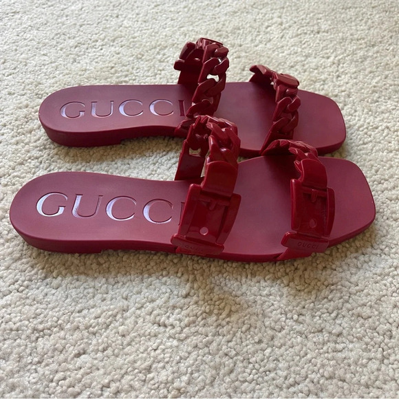 GUCCI Women's Hibiscus Red Rubber Chain Detailed Slide Sandals - Picture 4 of 8